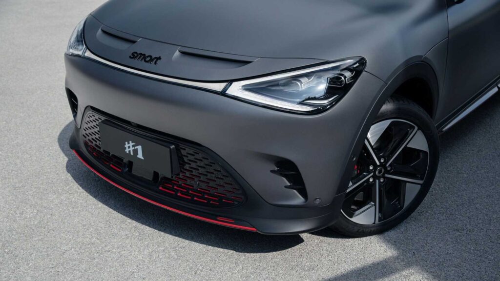 Cặp khe gió trên nắp ca-pô Smart #1 Brabus