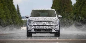 Những hình ảnh mới nhất của mẫu SUV điện Kia EV9 trên đường thử.