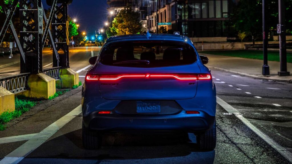 Phía sau xe điện Dodge Hornet 2023
