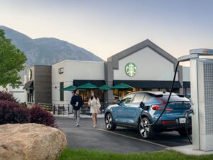 Tập đoàn Volvo lắp đặt trạm sạc tại cửa hàng Starbucks