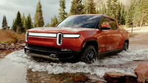 Xe bán tải điện Rivian R1T chạy xuống lòng hồ Bear, bang Idaho (Mỹ) để hạ thủy thuyền