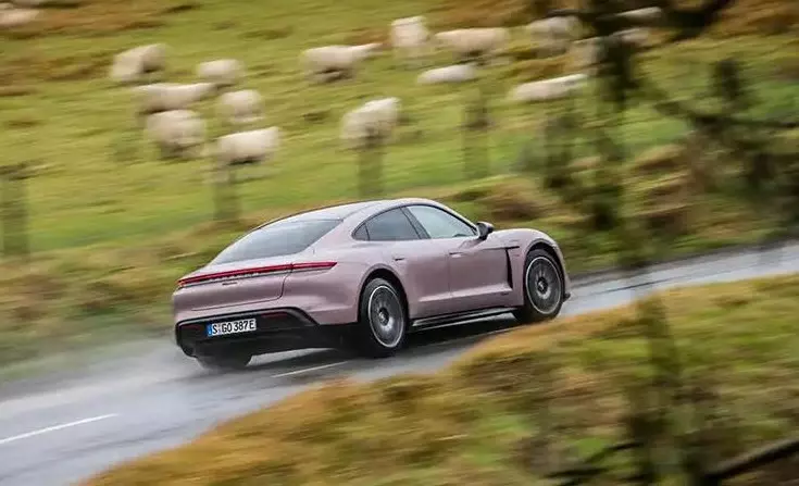 Porsche Taycan RWD 2023(93 kWh) với bản cập nhật phần mềm mới nhất