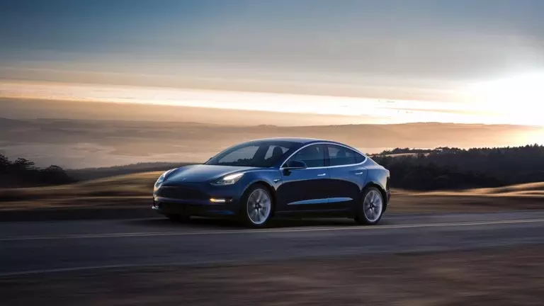 Tesla Model 3 2019 hai động cơ, Tầm xa