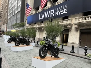 LiveWire S2 Del Mar được trưng bày trước sở giao dịch chứng khoán Newyork