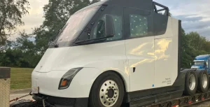 Xe tải điện Tesla Semi đang được vận chuyển trước khi giao hàng