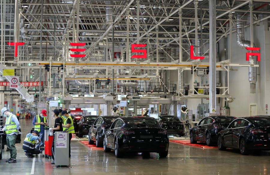 Các nhân viên làm việc tại Gigafactory của Tesla ở Thượng Hải