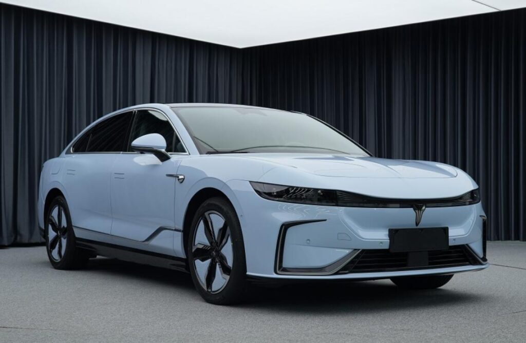 Chiếc sedan của Voyah mang số hiệu EQ7000AL1F2BEV