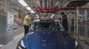 Công nhân làm việc tại Tesla Thượng Hải