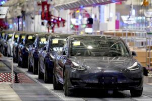 Tesla giảm giá ô tô điện do Trung Quốc sản xuất để đi trước đối thủ