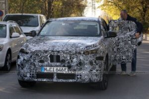 Carscoops chụp lén được BMW iX2 Crossover Coupe trên đường thử