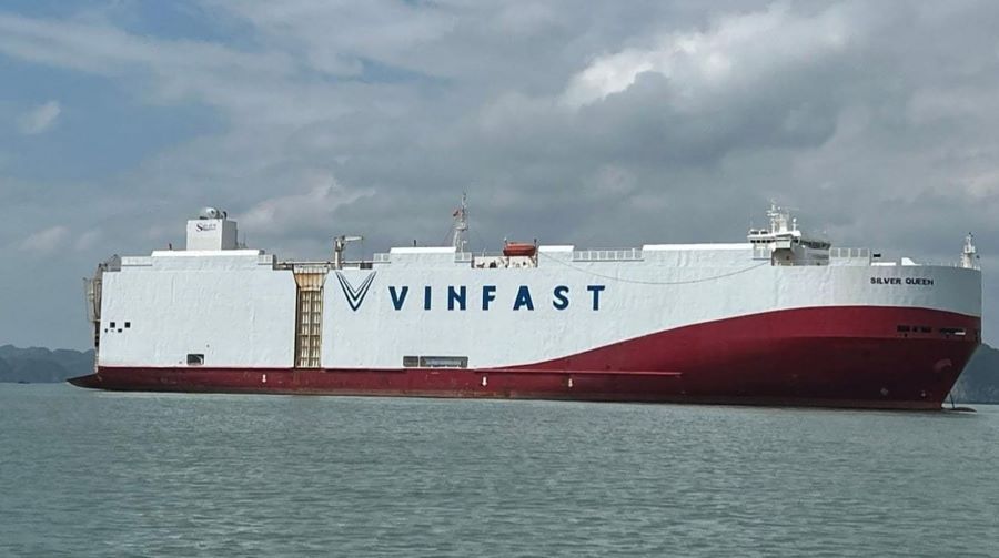 con tàu khổng lồ mang logo VinFast neo ở bờ biển khu vực cảng Đình Vũ