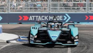 Jaguar Land Rover tăng cường quãng đường di chuyển nhờ công nghệ Formula E
