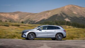 Xe điện Mercedes tăng tốc nhanh hơn với 1.200 USD một năm