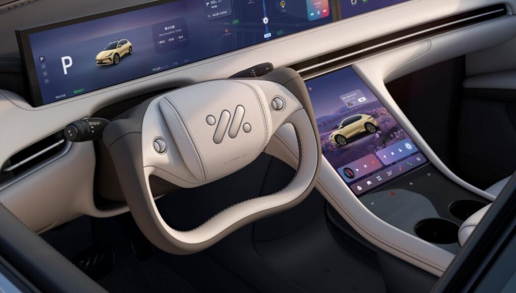 Chiếc IM LS7 có vô-lăng hình ách và màn hình trung tâm 39 inch Chiếc IM LS7 có vô-lăng hình ách và màn hình trung tâm 39 inch