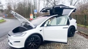 Những chiếc Tesla Model X Plaid đầu tiên được giao ở Đức