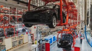 Robot của dây chuyền sản xuất Tesla Cybertruck được giao đến Giga Texas