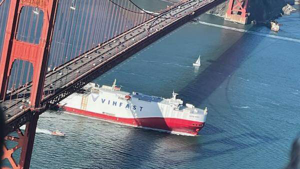 Sau hơn 20 ngày di chuyển, tàu chở lô xe VinFast VF 8 đã cập cảng California - Việt Nam. Ảnh MXH