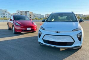 So sánh xe điện Chevrolet Bolt EUV với Tesla Model Y