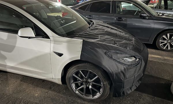 Tesla Model 3 mới đã lăn bánh với lớp ngụy trang