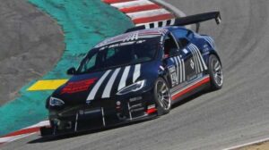 Tesla Model S Plaid lập kỷ lục tại đường đua Willow Springs