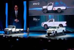 Toyota bất ngờ trình làng concept Hilux BEV với thiết kế lạ mắt