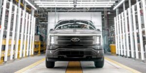 Xe bán tải điện F-150 Lightning bán quá chạy, Ford phải làm thêm ca thứ 3