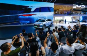 BYD đánh bại Tesla về doanh số bán xe điện vào năm 2022