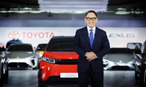 CEO Toyota từ chức vì áp lực xe điện