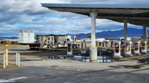 Tesla Mobile Supercharger bốc cháy vào ngày đầu năm mới
