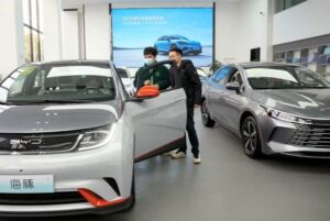 Cuộc chiến giá EV của Trung Quốc nóng lên khi BYD giảm giá