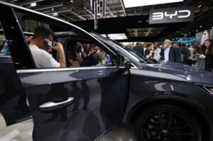 Công ty của ty phú Warren Buffett tiếp tục bán cổ phiếu BYD
