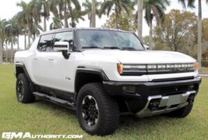 Gần 1.000 chiếc SUV cơ bắp điện Hummer EV sản xuất trong tháng 3