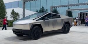 Nguyên mẫu Cybertruck tại cuộc họp hàng năm của Tesla