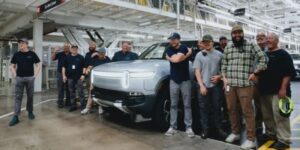 Rivian sắp giao hàng xe R1T hai động cơ, rẻ hơn