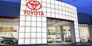 Chủ tịch Toyota đối mặt với cuộc bỏ phiếu cách chức khi phản đối xe điện