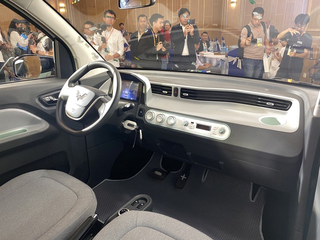 Khoang lái Honggguang Mini EV tối ưu không gian, trang bị các tính năng cơ bản