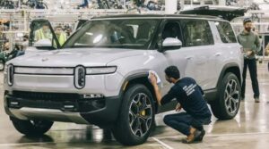 Rivian ưu tiên sản xuất SUV R1S hơn bán tải R1T