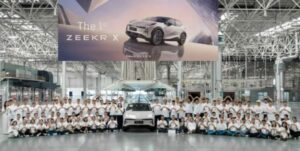 SUV điện ZEEKR X đầu tiên lăn bánh khỏi dây chuyền sản xuất