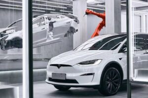 Tesla lắp ráp xe điện chỉ trong 45 giây