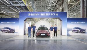 Chiêm ngưỡng xe điện BYD Seal DM-i đầu tiên lăn bánh