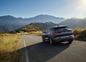 Ford muốn đánh bại Tesla, EV của họ đang chất đống tại các đại lý