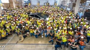 Tesla khoe chiếc Cybertruck đầu tiên sau hai năm trì hoãn