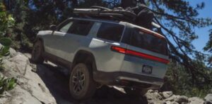 Rivian Quad-Motor R1S là EV sản xuất đầu tiên vượt qua đường mòn Rubicon Trail nghiệt ngã
