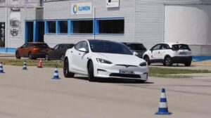 Tesla Model S Plaid gây kinh ngạc trong thử nghiệm lái zic-zac Moose: Vượt trội hơn Porsche Taycan