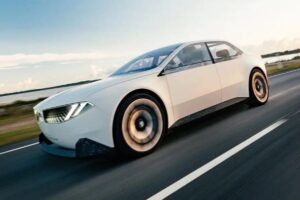 BMW và Mercedes ra mắt mẫu xe điện thay đổi cuộc chơi