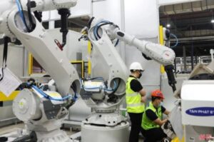 Dàn robot giúp giảm tải 80% lao động tại nhà máy Pin VinES