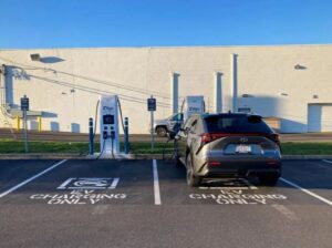 Toyota sử dụng chuẩn sạc nhanh của Tesla từ năm 2025