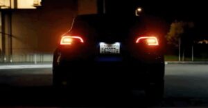 Xe điện Tesla tự bật đèn khẩn cấp sau va chạm