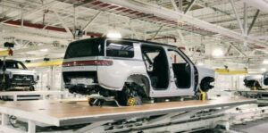 Rivian chiêu mộ cựu giám đốc Stellantis khi mở rộng quy mô sản xuất