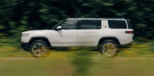 Rivian R1S bán chạy hơn Tesla Model X và Ford F-150
